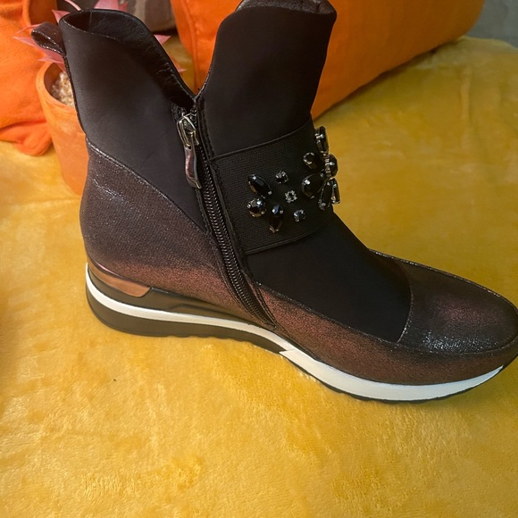 Atalina Black Slip on ankle boots w/rhinestones. zippers on one side - Picture 3 of 6